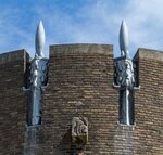 Toortsachtige ornamenten tussen de kantelen.
<br/>
Marcel Westhoff, mei 2017